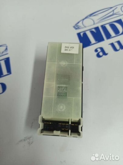 Кнопка стеклоподъемника правого Nissan Altima