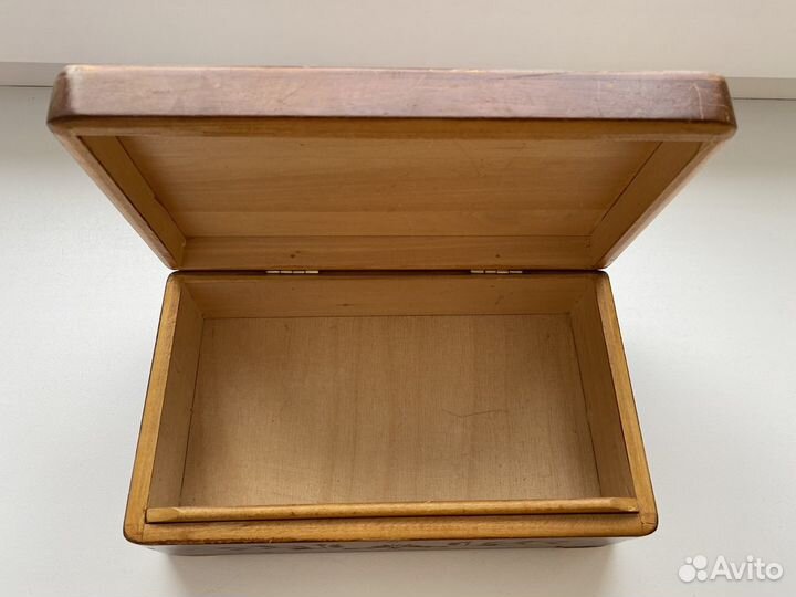 Деревянная шкатулка