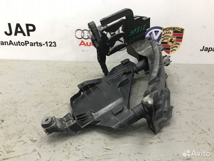 Кронштейн фар правый Audi Q5 8R cncd 2013