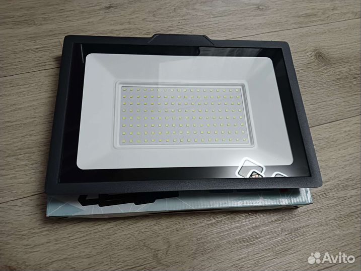 Светодиодный прожектор 150 вт