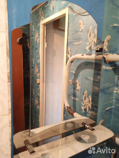 Зеркало с полкой