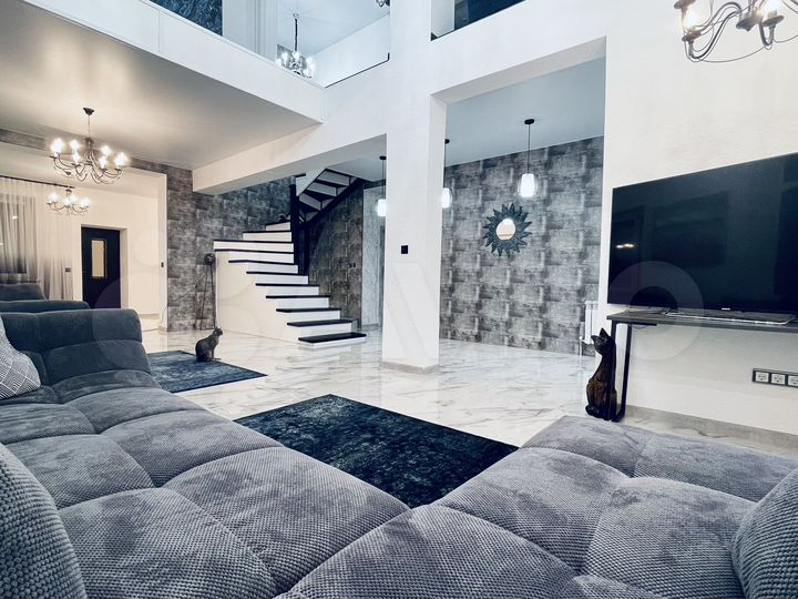 Коттедж 308 м² на участке 13 сот.