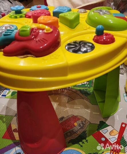 Детские игрушки пакетом и стул для кормления