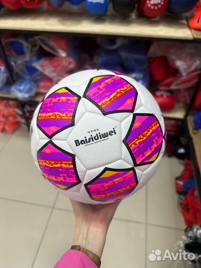 Футбольные мячи разных цветов