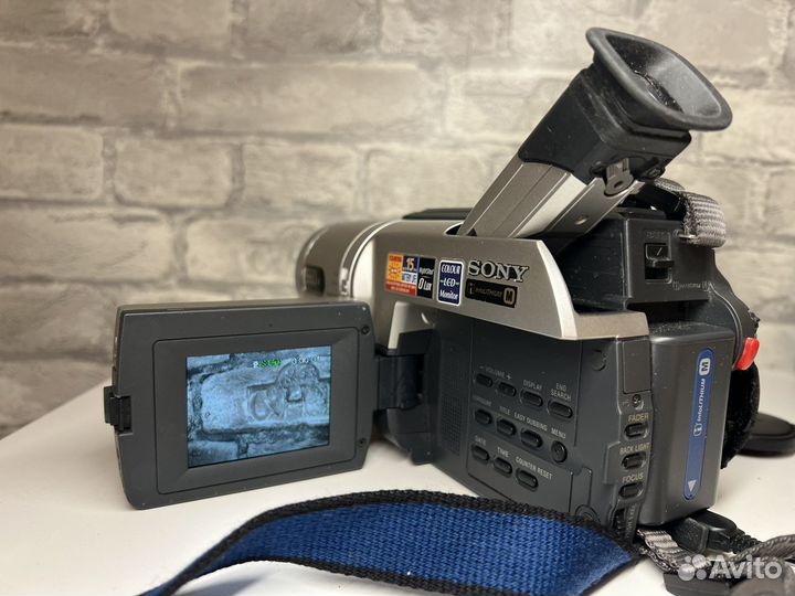 Видеокамера Sony Handycam CCD-TRV208E Video 8
