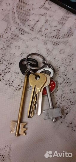 Найдена связка ключей в кож. футляре