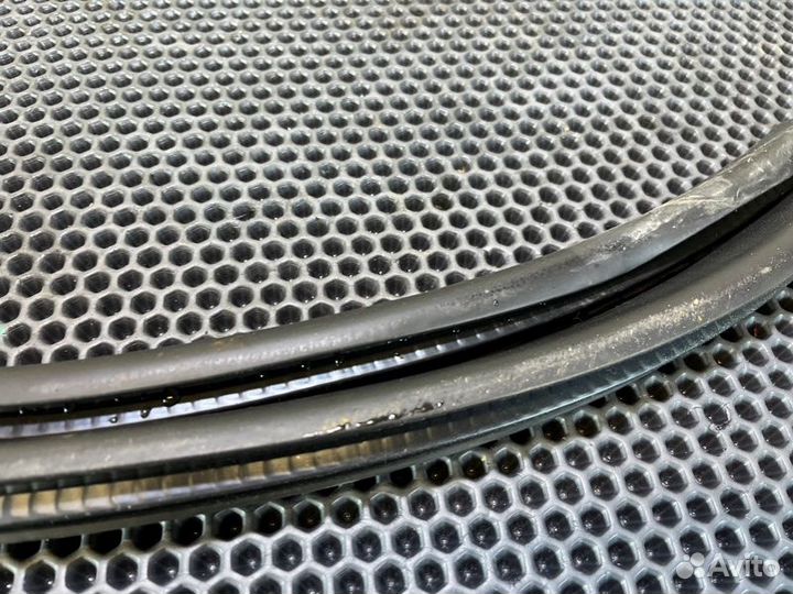 Уплотнитель дверного проема прав. перед. Hummer H3