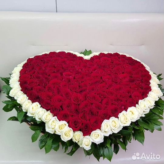 Букет из роз в корзине