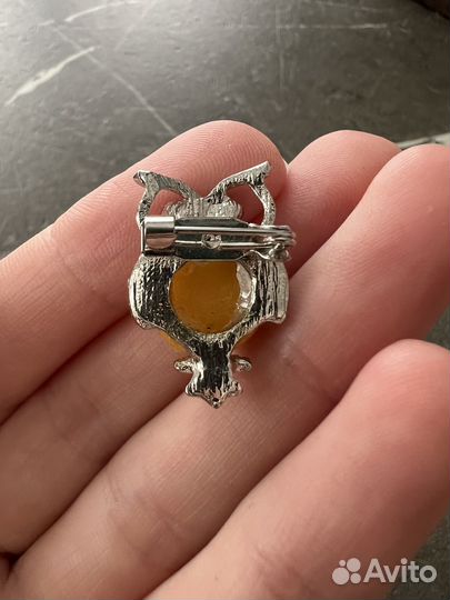 Брошь с янтарем