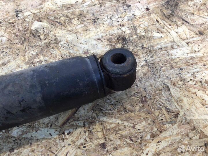 Амортизатор задний Nissan Navara 56200EB30A YD25