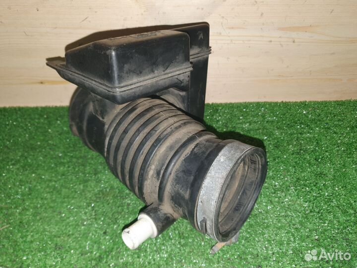 Патрубок воздушного фильтра Mazda Xedos 9