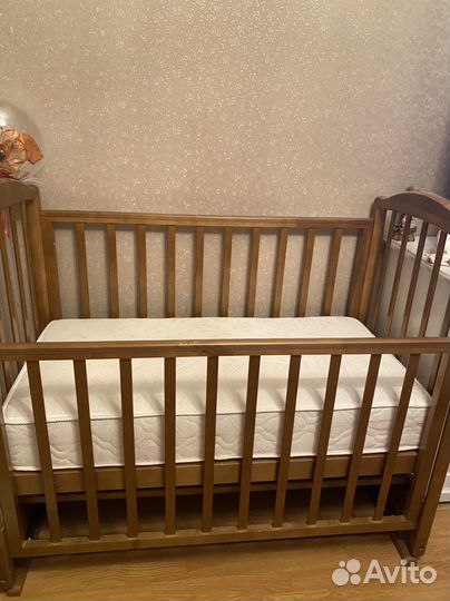 Детская кроватка с маятником
