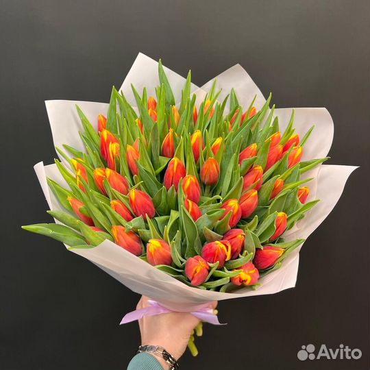 Букет 275 Сортовые тюльпаны красно-жёлтые 51 шт