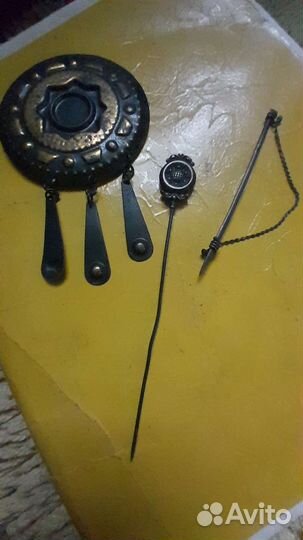 Павлиньи перья, декорированные значки,шпили, бляха