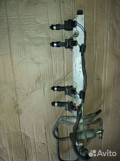 Топливная рампа с форсунками на ваз