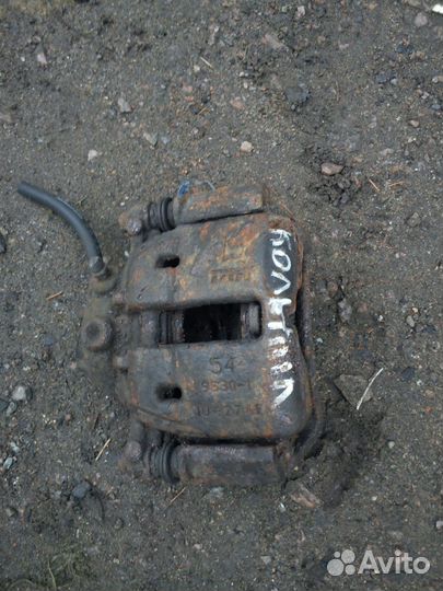 Суппорт передний на Мицубиси Кольт 2009 года