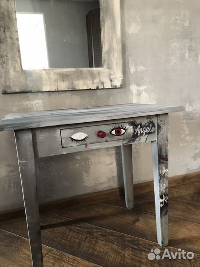 Зеркало и стол