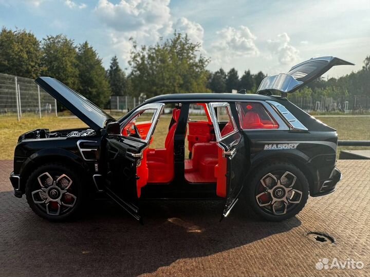 Модель автомобиля Rolls-Royce Cullinan металл