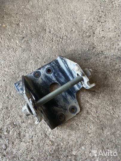 Кронштейн задней опоры Nissan Murano Z50