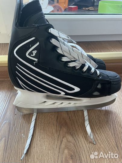 Хоккейные коньки размер 43