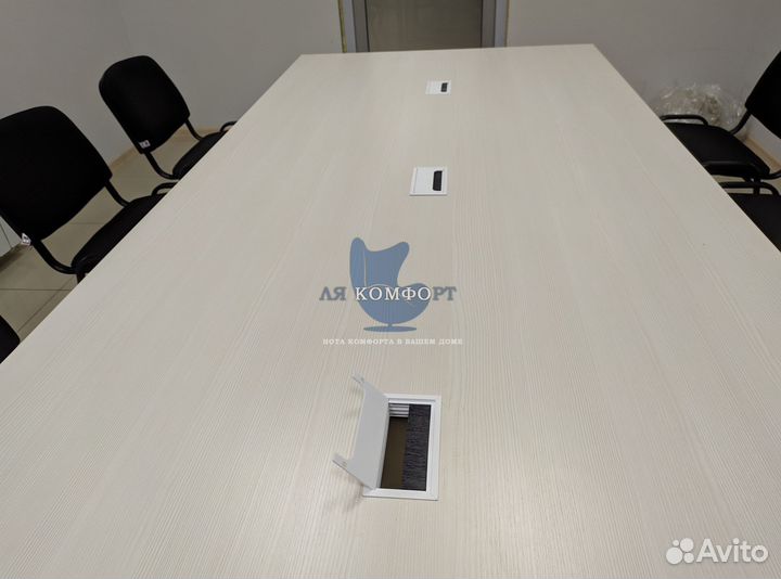 Стол для переговоров в стиле loft