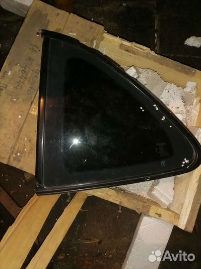 Стекло левой форточки тайота цинус 93г