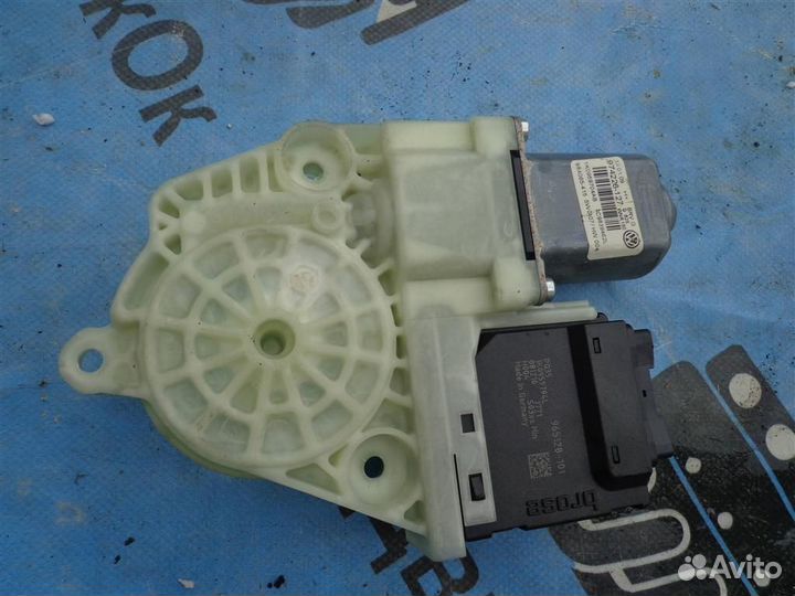 Моторчик стеклоподъемника задний правый VW Passat