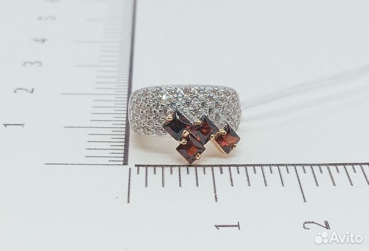 Золотые серьги с камнем