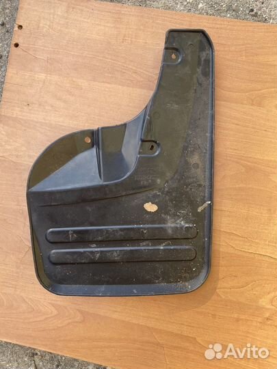 Передние брозговики Toyota Hilux. Оригинал L и P