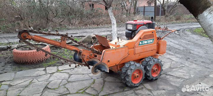 Бара. Копка траншей траншеекопателем