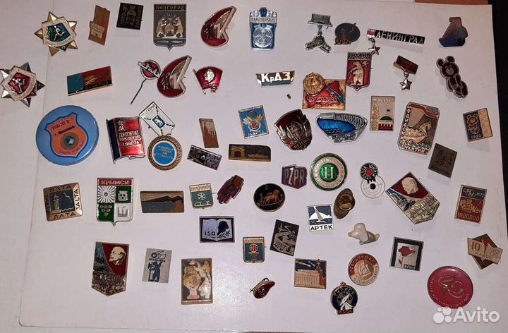 Пионерские галстуки и ремень,вымпел,значки СССР