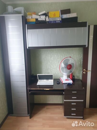 Компьютерный стол, шкаф, подвесная полка
