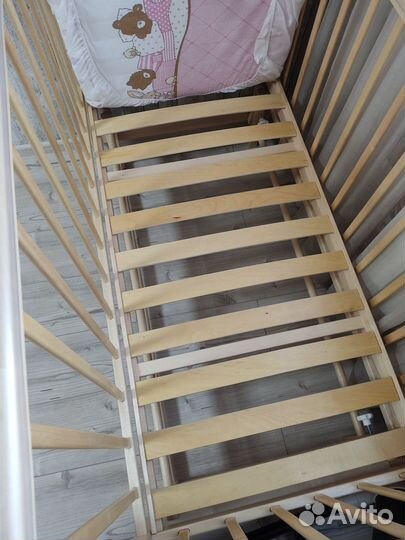 Детская кроватка с маятником