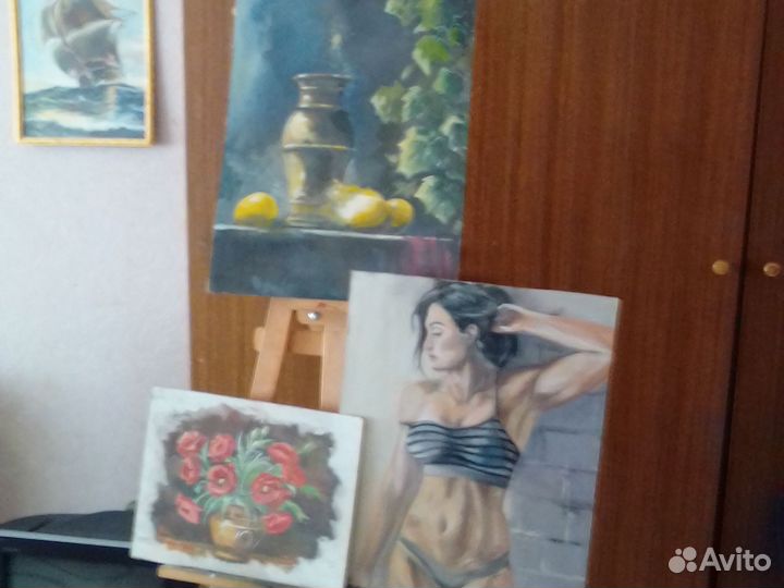 Мольберт для рисования, картины и ноутбук