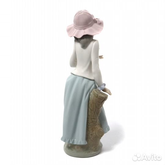 Фарфоровая фигура Девочка с голубем. NAO by Lladro