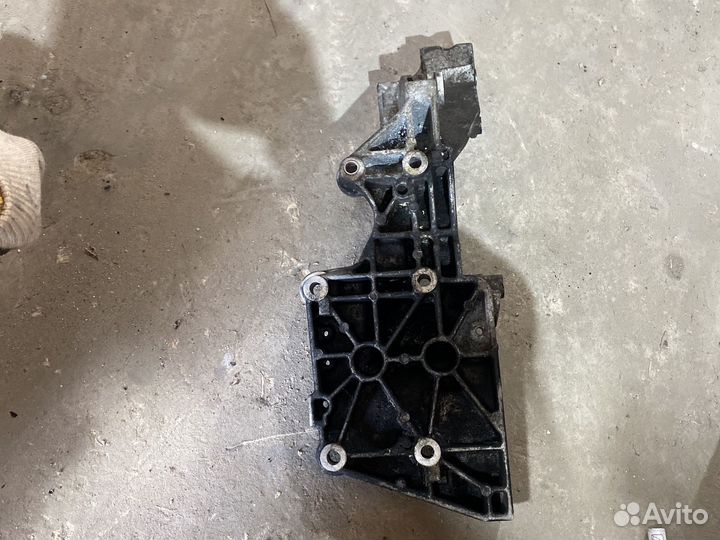 Кранштейн 03G903143J Mitsubihi Lancer 2.0 дизель