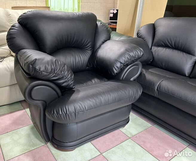 Шикарный кожаный диван-кровать + кресло
