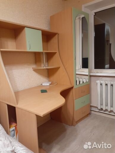 Компьютерный радиусный стол и шкаф с зеркалом