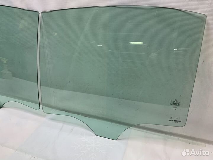 Стекло задней левой и правой двери Mercedes E W213