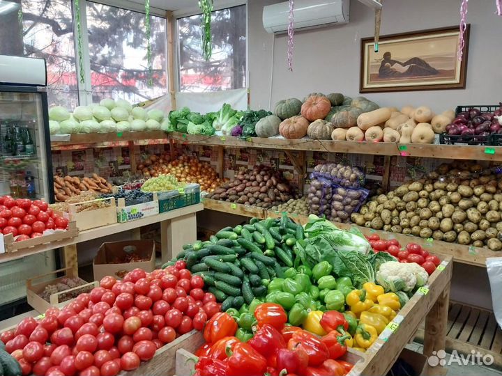 Продавец в магазин фрукты овощи