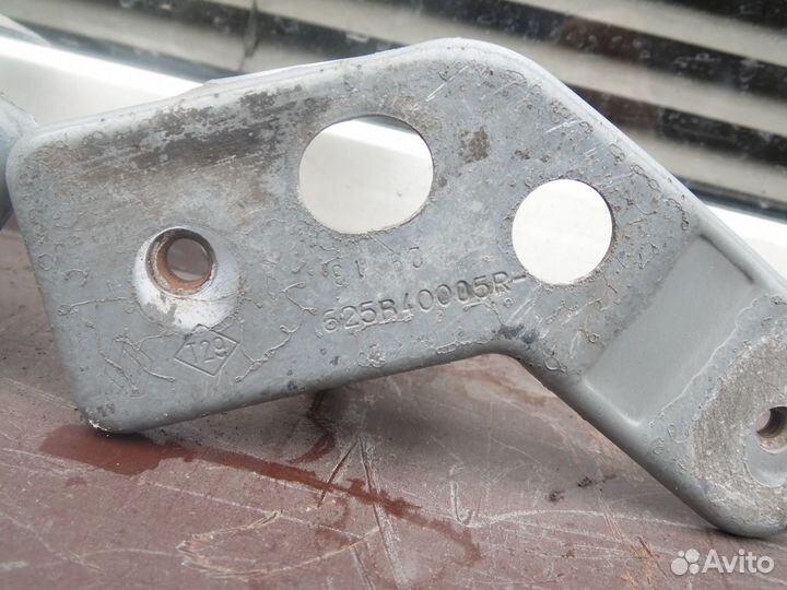 Кронштейн крыла правый и левый Рено Флюенс