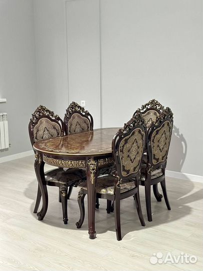 Стол и стулья