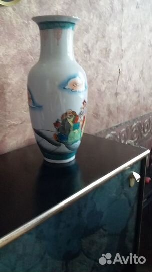 Эффектная ваза из фарфора