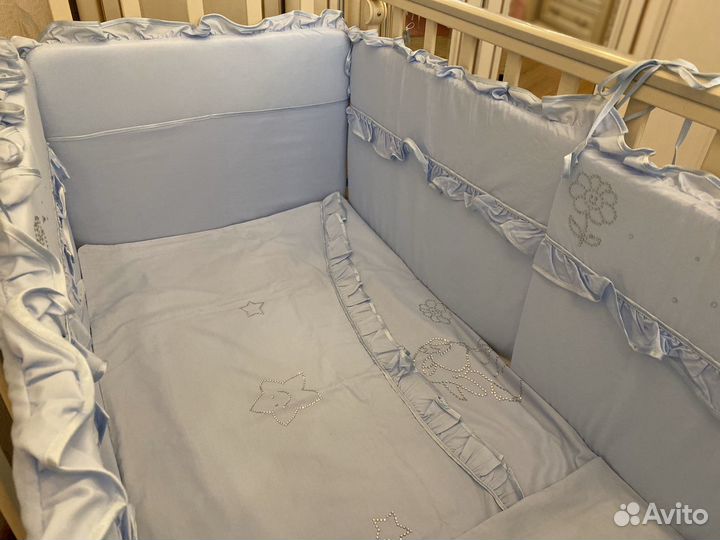 Комплект в детскую кроватку(бортики,пастельное бел