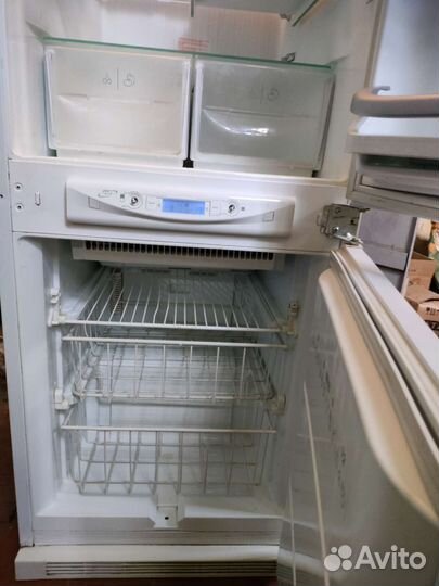 Встраиваемый холодильник