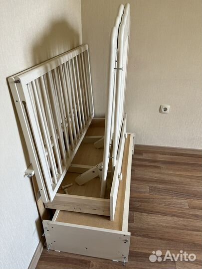 Детская кроватка с маятником