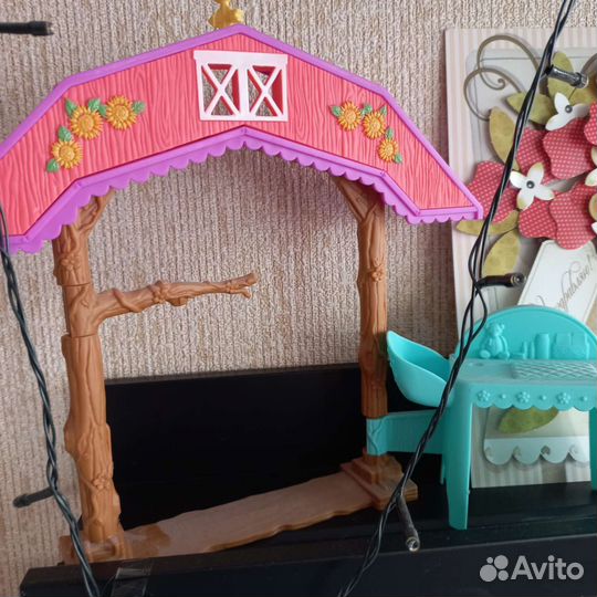 Ребёнок продаёт свою коллекцию Enchantimals