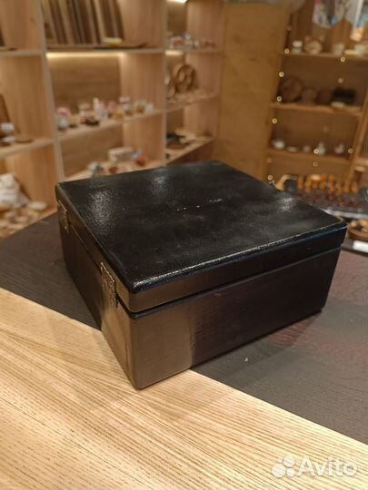 Янтарные шахматные фигуры в шкатулке