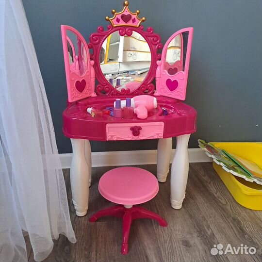 Детский туалетный столик