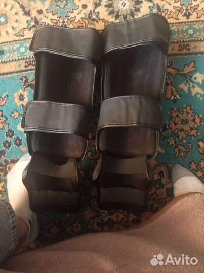 Щитки на ноги. новые